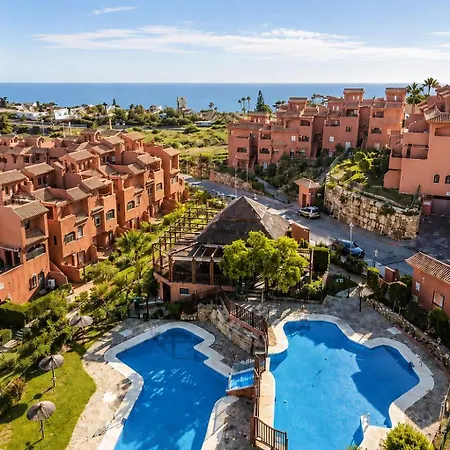 Estepona apartamento en planta baja con jardín privado y siete piscinas-2